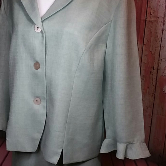 Top and Skirt set by Leslie Fay. - Picture 2 of 4